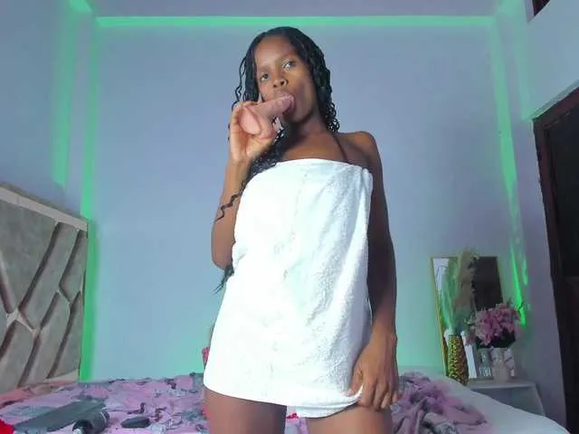 Live sex webcam photo for LucianaIsler #277505672