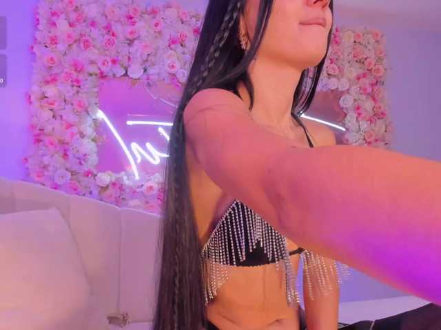 Live sex webcam photo for LucianaMiller1 #290247191