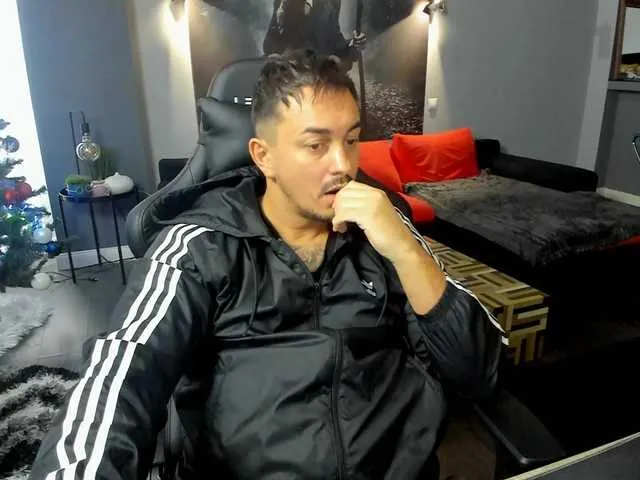 Live sex webcam photo for LuckyMaster4u #276991140