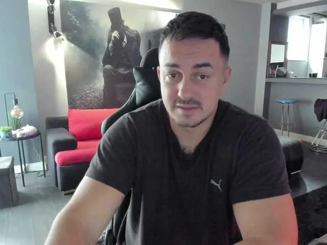 Live sex webcam photo for LuckyMaster4u #277541331