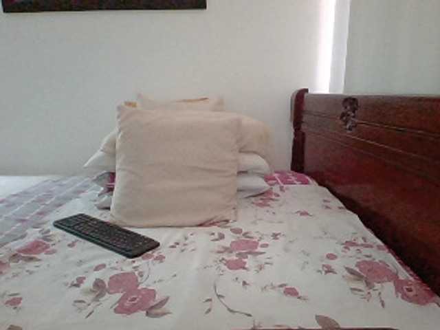 Live sex webcam photo for Lucypalmax #275975950