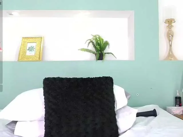 Live sex webcam photo for LuisaBrown1 #274975906