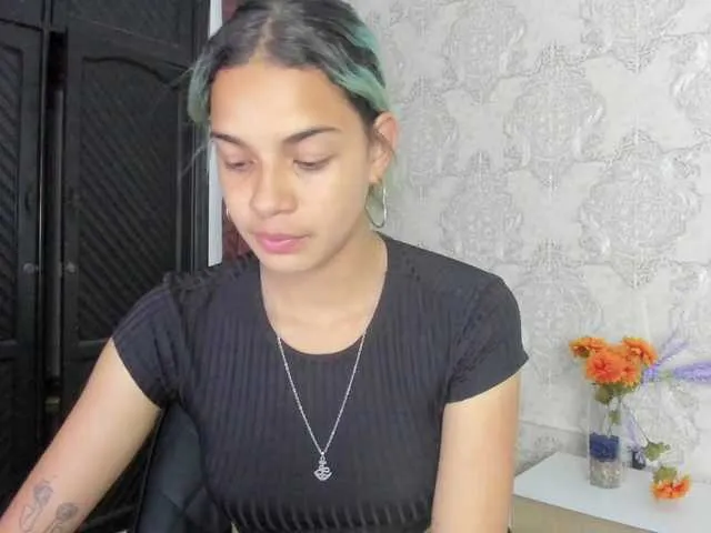 Live sex webcam photo for Luna--99 #275537608