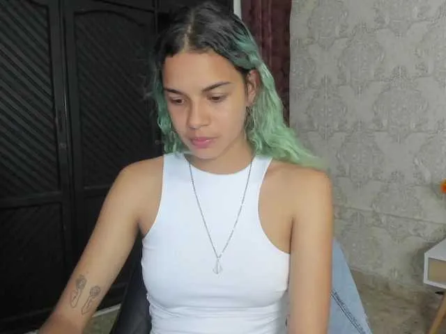 Live sex webcam photo for Luna--99 #275555746