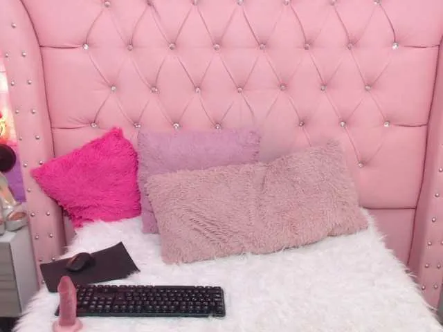 Live sex webcam photo for Luna-Hot95 #273127747