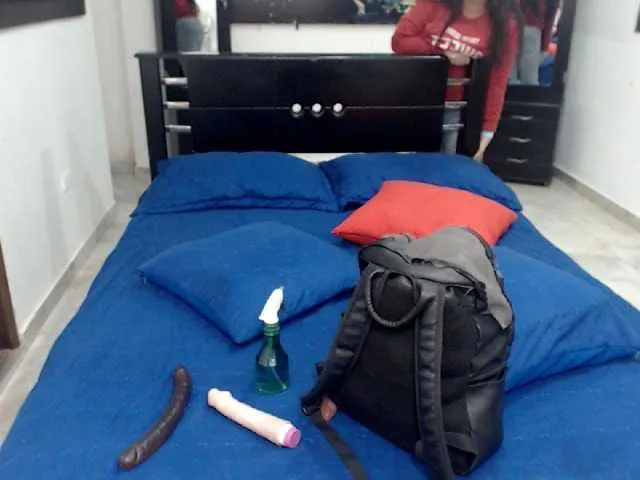 Live sex webcam photo for LunaAndMalory #275965761