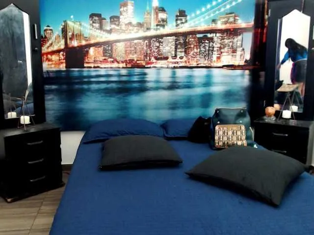 Live sex webcam photo for LunaAndMalory #276356134