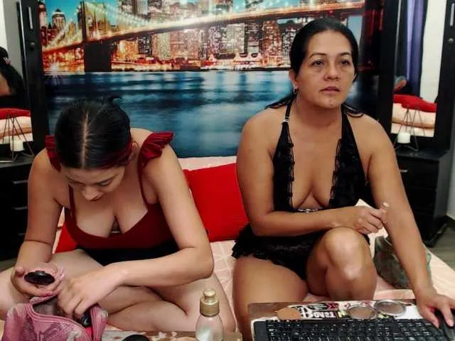 Live sex webcam photo for LunaAndMalory #277602042