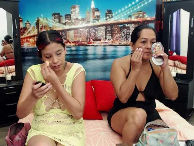 Live sex webcam photo for LunaAndMalory #277620581