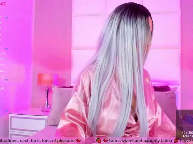 Live sex webcam photo for LunaBiely #273140584