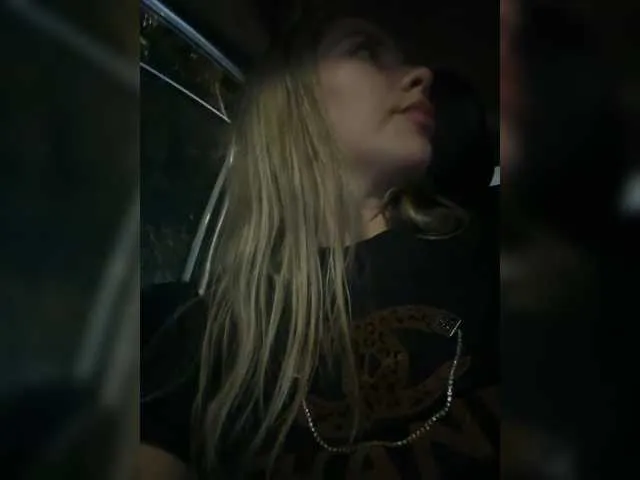 Live sex webcam photo for LunaBiely #291800881