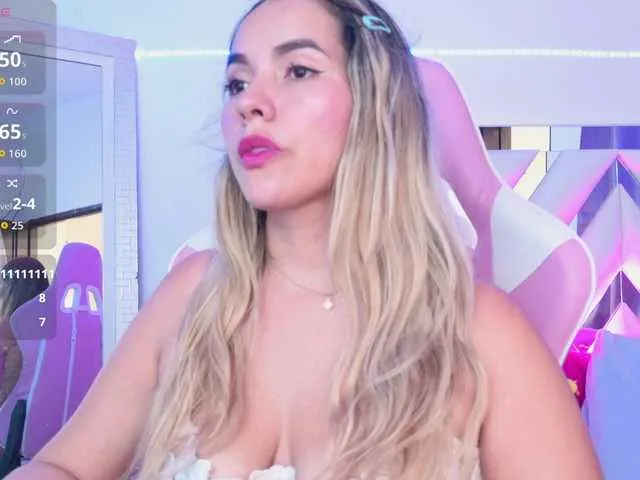 Live sex webcam photo for LunaBiely #293365505