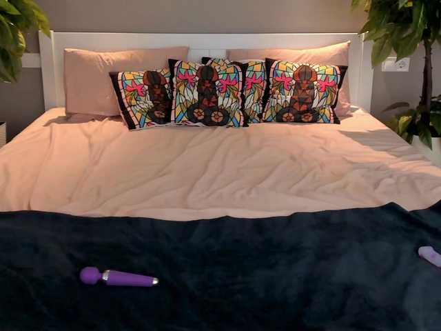 Live sex webcam photo for LunaLicks #291968940