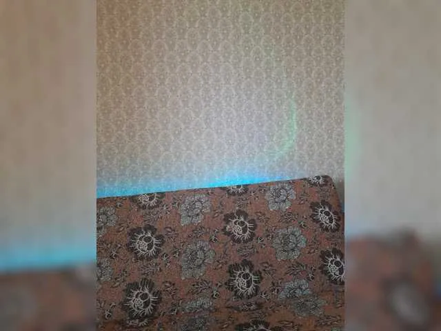 Live sex webcam photo for LunaLu13 #273999454