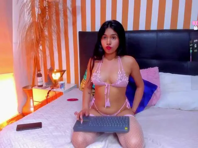 Live sex webcam photo for LunaToledo #292109132