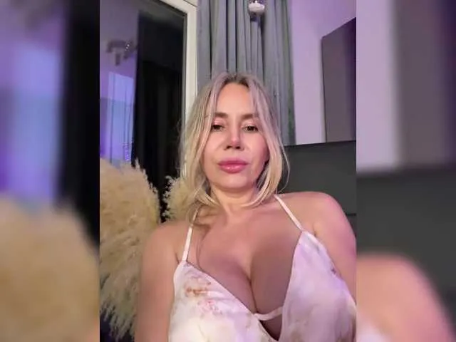 Live sex webcam photo for Lunesa #291379976