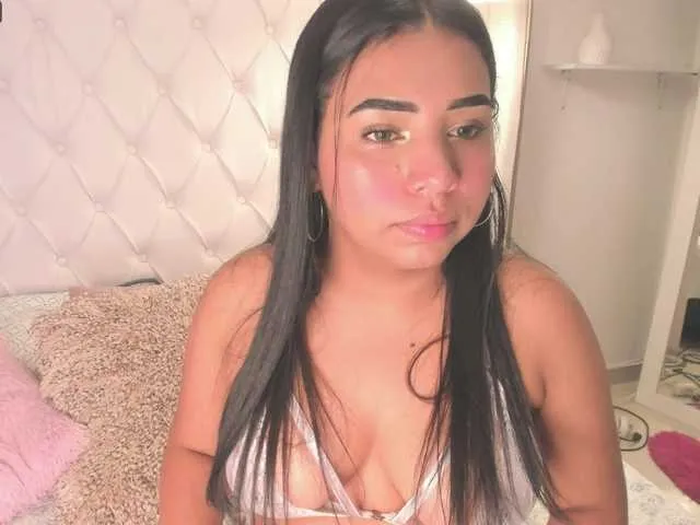 Live sex webcam photo for Luu-queen #271990261
