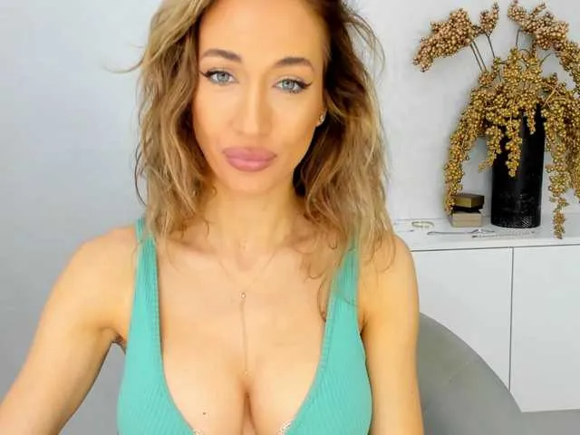 Live sex webcam photo for LuvC #275508879