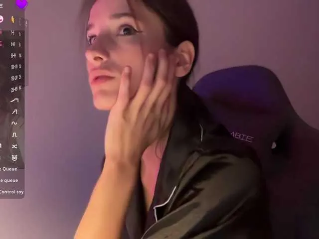 Live sex webcam photo for LuxBrunette #290147842