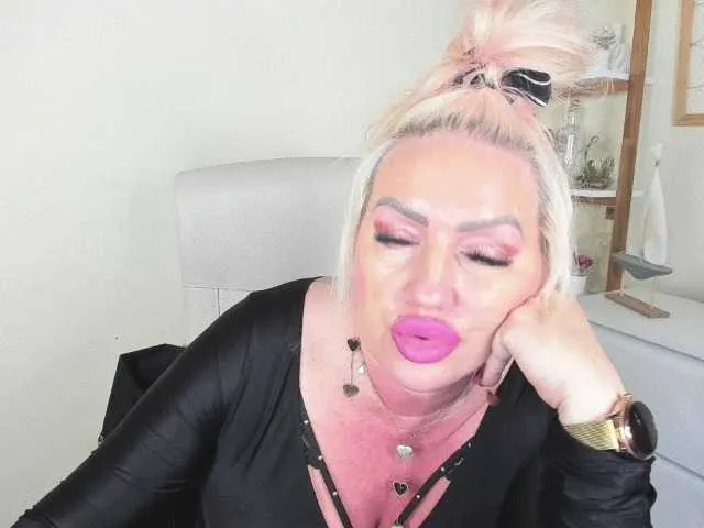 Live sex webcam photo for LuxSadie #277305289