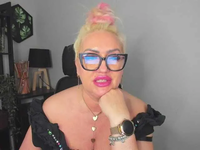 Live sex webcam photo for LuxSadie #277360659