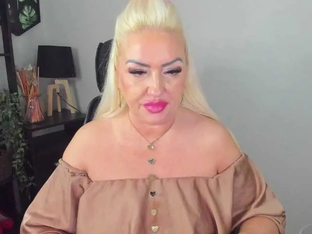 Live sex webcam photo for LuxSadie #277368075