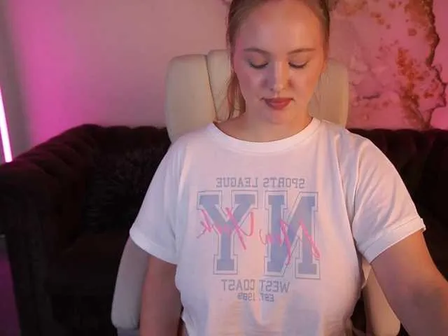 Live sex webcam photo for LylaYeess #288292538