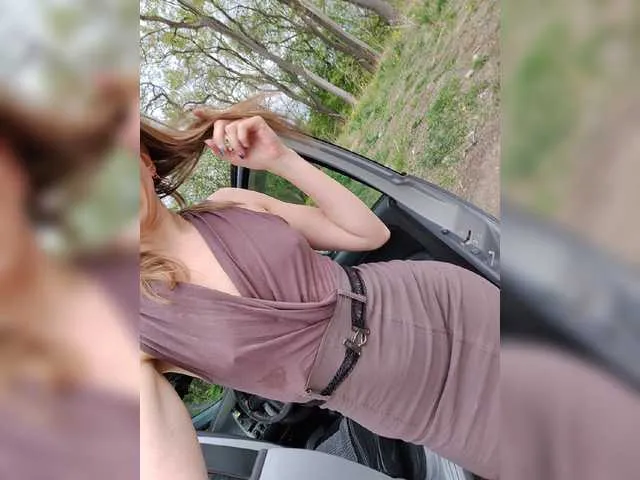 Live sex webcam photo for M-A-R-T-A #273424040