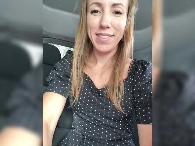 Live sex webcam photo for M-A-R-T-A #274501310