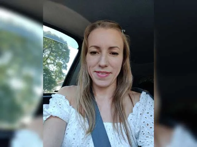 Live sex webcam photo for M-A-R-T-A #274540217