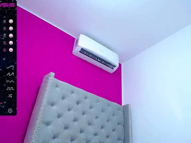 Live sex webcam photo for MILLIIECAT #272847303