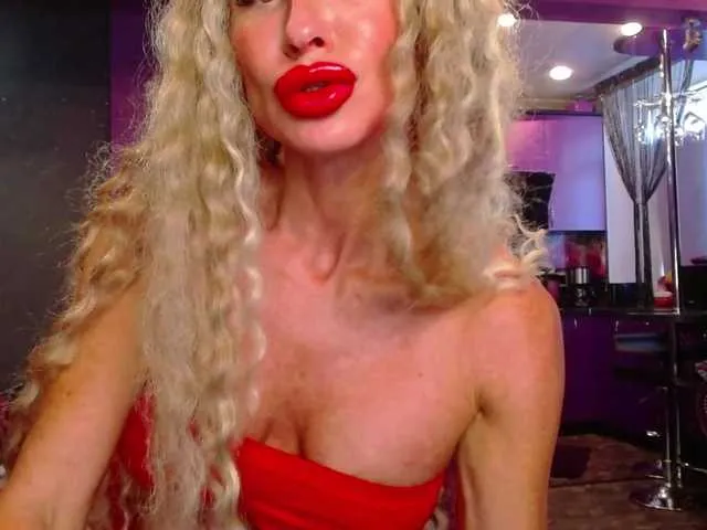 Live sex webcam photo for Maaarrrgggooo #273752407