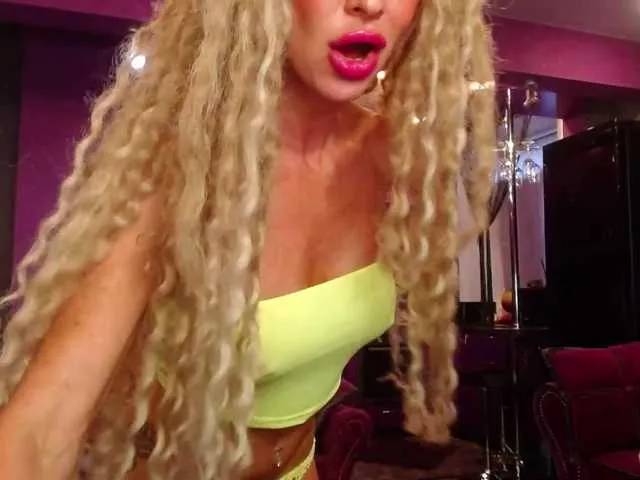 Live sex webcam photo for Maaarrrgggooo #273812122