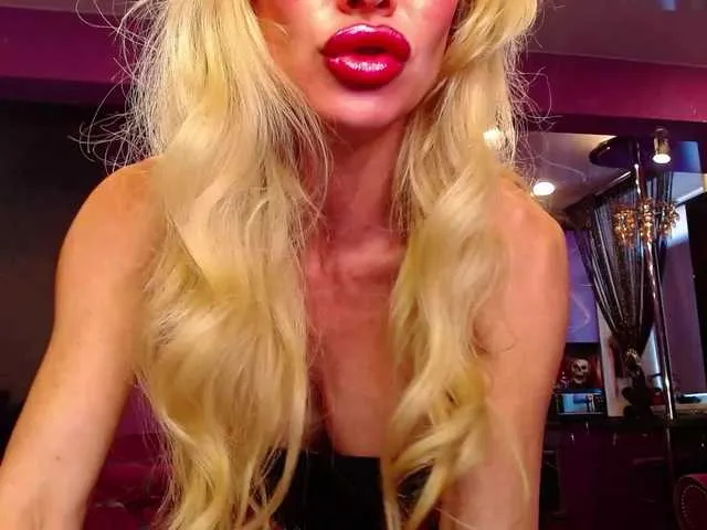 Live sex webcam photo for Maaarrrgggooo #276304502