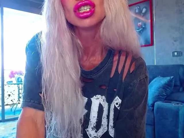 Live sex webcam photo for Maaarrrgggooo #277002635