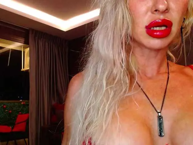 Live sex webcam photo for Maaarrrgggooo #277132185