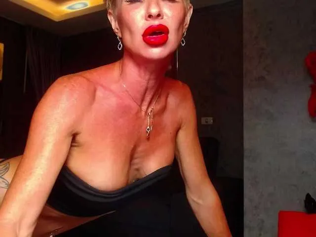 Live sex webcam photo for Maaarrrgggooo #277784059