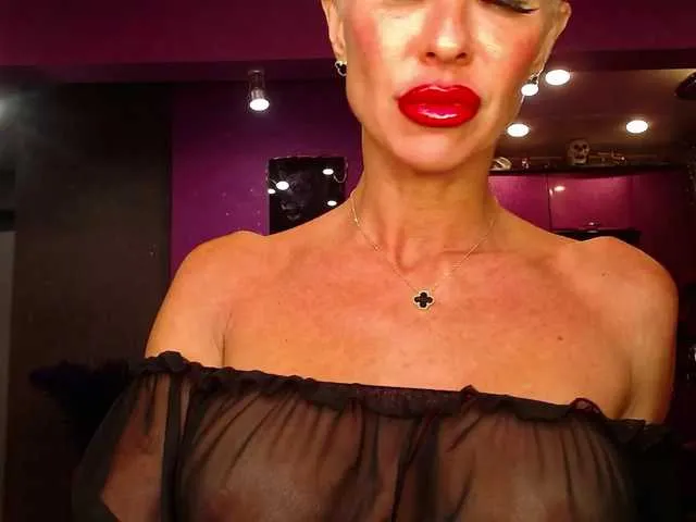 Live sex webcam photo for Maaarrrgggooo #277908470