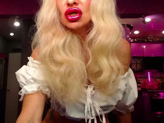 Live sex webcam photo for Maaarrrgggooo #289468294