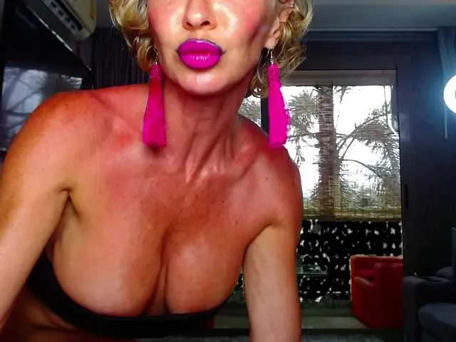 Live sex webcam photo for Maaarrrgggooo #290887726