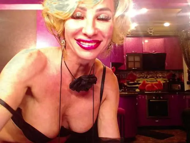 Live sex webcam photo for Maaarrrgggooo #291413299