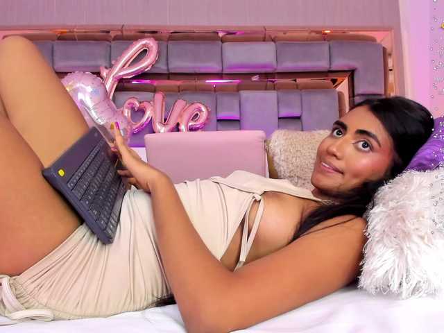 Live sex webcam photo for MaddieKurst #288079684