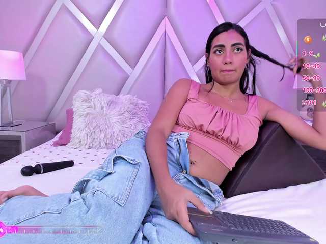 Live sex webcam photo for MaddieKurst #290589199