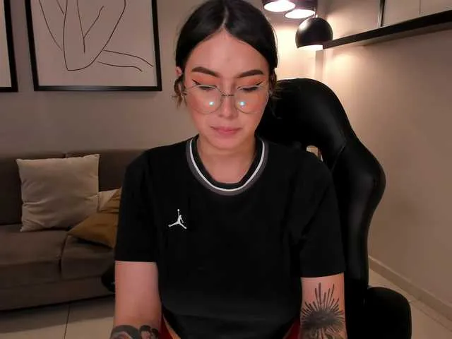 Live sex webcam photo for MaddisonCollins #290940356