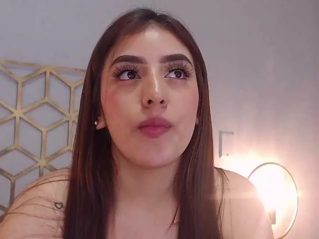 Live sex webcam photo for MaddyLennon #272178653