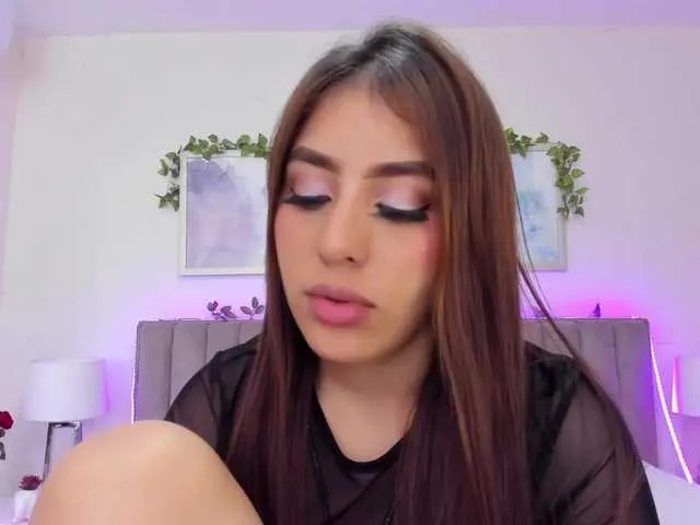 Live sex webcam photo for MaddyLennon #272453912