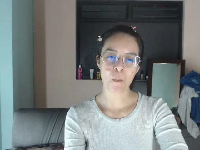 Live sex webcam photo for Maddyebela24 #275587377