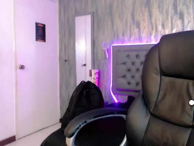 Live sex webcam photo for Madelein-Rode #273545232