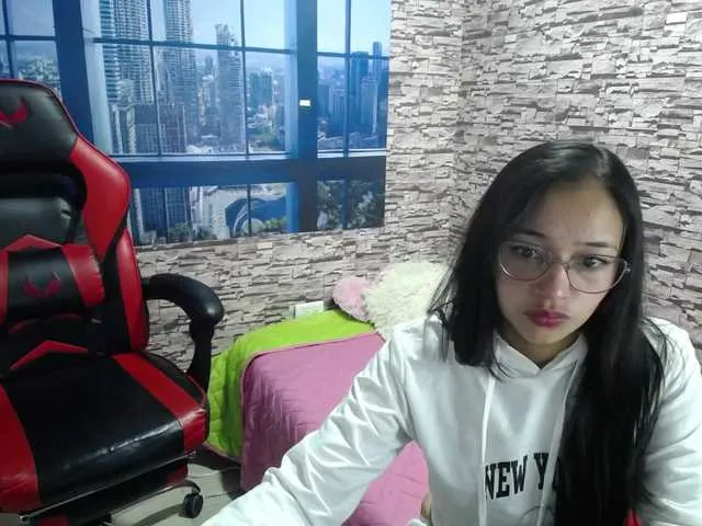 Live sex webcam photo for Madeline28 #272257162