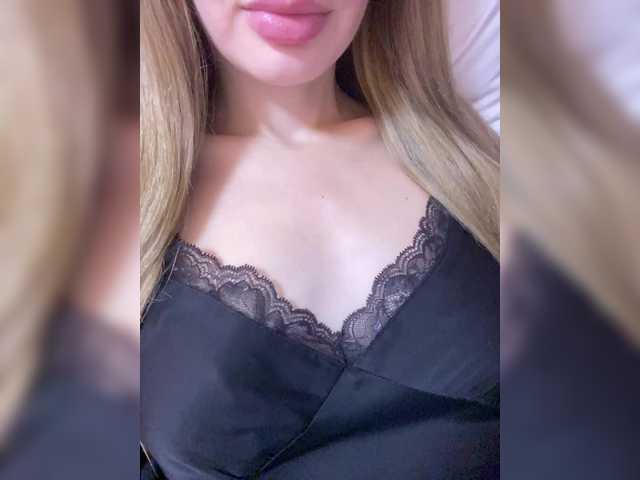 Live sex webcam photo for Madison01 #290283188